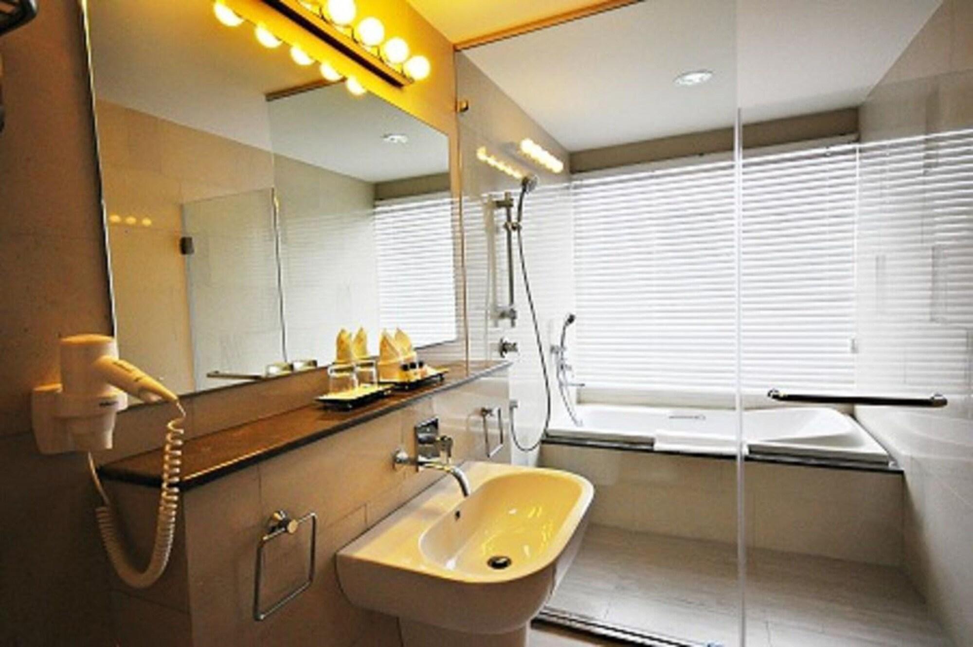 Parinda Hotel Bangkok Bagian luar foto